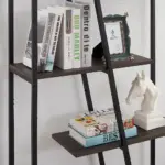 The 层架细节1_结果 shelf displays books, a framed photo, and a white horse head sculpture against a white wall—perfect for highlighting distinctive ODM or OEM décor items.